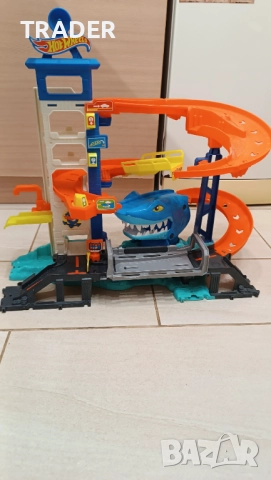 Hot Wheels Паркинг-гараж Акула – City Attacking Shark Escape, снимка 9 - Коли, камиони, мотори, писти - 16477004