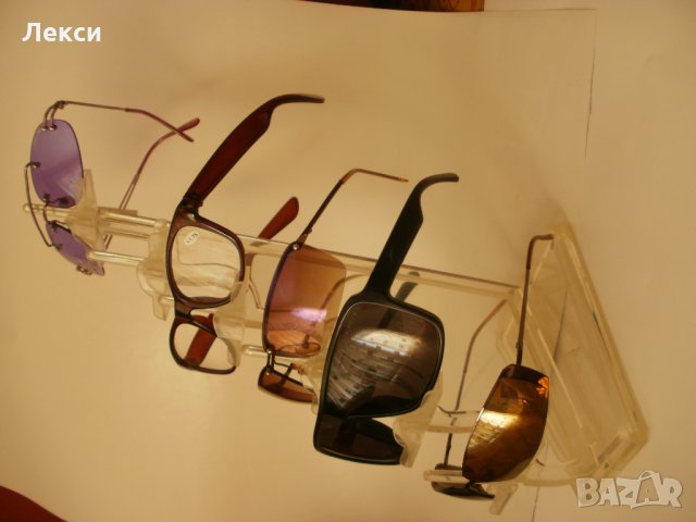 Един брой  прозрачна плексигласова стойка за очила