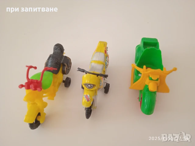 3 бр. мотори пластмаса, 1:18 , снимка 2 - Колекции - 41968488