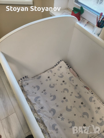 Бяла дървена бебешка кошара + матрак + протектор 