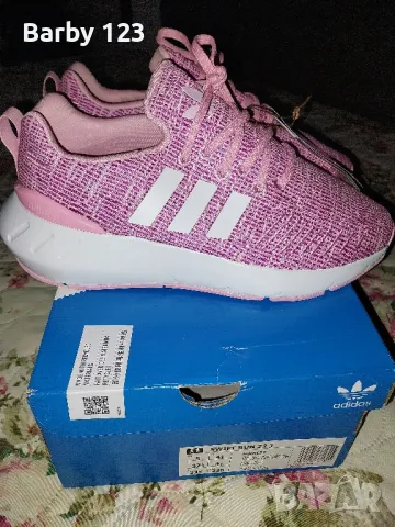 Дамски маратонки Adidas, снимка 2 - Маратонки - 49971411