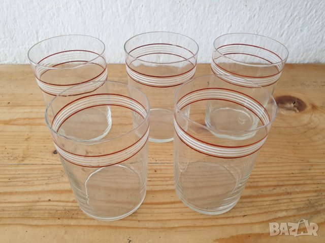 Продавам комплект 5 бр. български ретро стъклени чаши с бели и червени линии, снимка 1 - Чаши - 39763754
