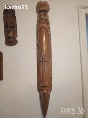 Голяма дървена маска.