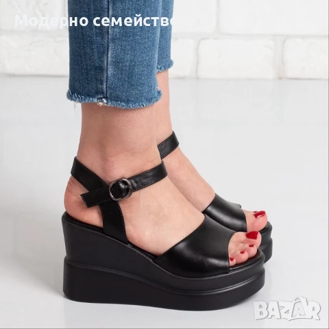 Дамски лвтни сандали в черно на платформа , снимка 1