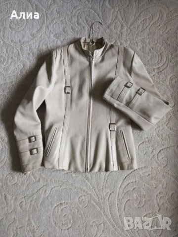  Дамско яке от естествена кожа,  цвят мръсно бяло. Размер L. С метални орнаменти. Вталено. Запазено.