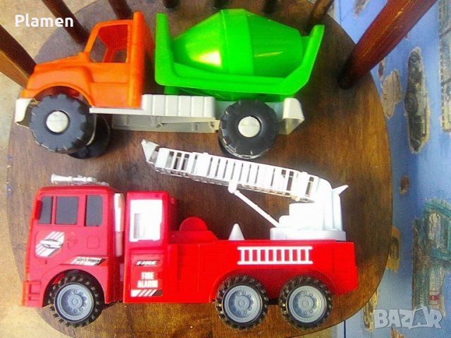 Две пластмасови камиончета пожарна и бетоновоз, снимка 2 - Коли, камиони, мотори, писти - 39150357