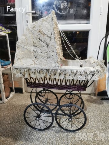 Стара количка за кукли, снимка 1 - Антикварни и старинни предмети - 43605794