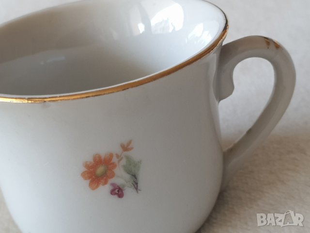 Продавам комплект малки ретро порцеланови чашки, декорация с цветя, златни линии и кантове, от 60-те, снимка 6 - Чаши - 39989467
