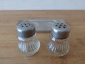Комплект солница и пиперница с метална поставка, снимка 3
