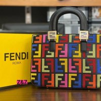 Дамска чанта Fendi, снимка 1 - Чанти - 32392215