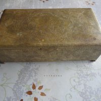 Старинна гравирана кутия бронз и дърво , снимка 1 - Антикварни и старинни предмети - 42998809