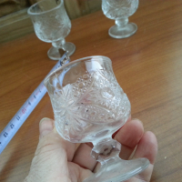Стъклени чаши чашки гравирани, снимка 2 - Антикварни и старинни предмети - 36553498