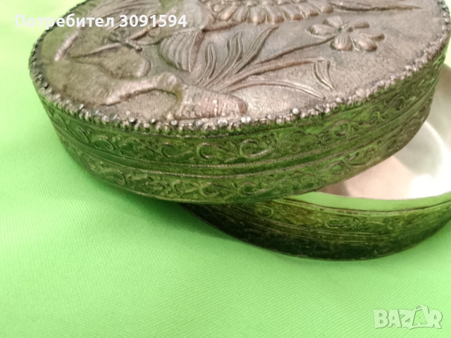 релефна медна посребрена кутия за бижута с огледало възрожденски стил, снимка 4 - Антикварни и старинни предмети - 51482064