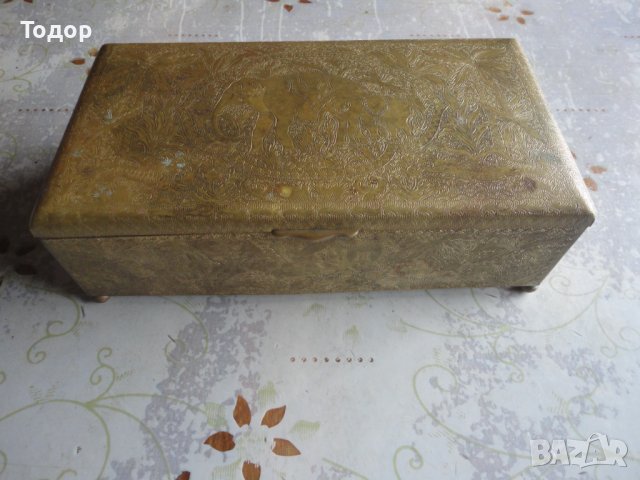 Старинна гравирана кутия бронз и дърво 