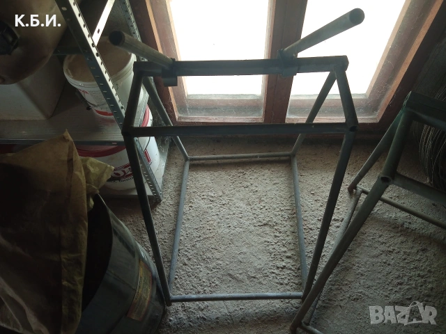 4 броя стойки за боядисване на различни неща и елементи общо - 4 - броя .