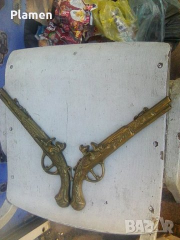 Два декоративни месингови пистолета за стена сувенир, снимка 4 - Декорация за дома - 43593582