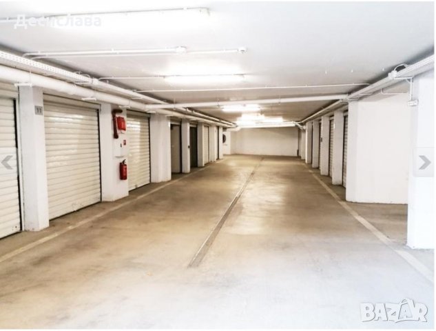 Гараж на оживен булевард, ролетна врата, ток