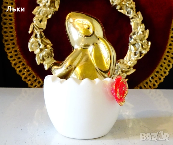 Порцеланова фигура Заек в яйчена черупка,позлата. 