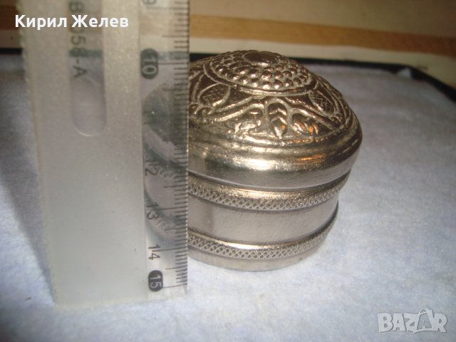 СТАРА ПОСРЕБРЕНА ОРНАМЕНТИРАНА КРЪГЛА КУТИЙКА за БИЖУТА с ПЛЮШЕНА ДРАПЕРИЯ 32220, снимка 2 - Антикварни и старинни предмети - 38258863