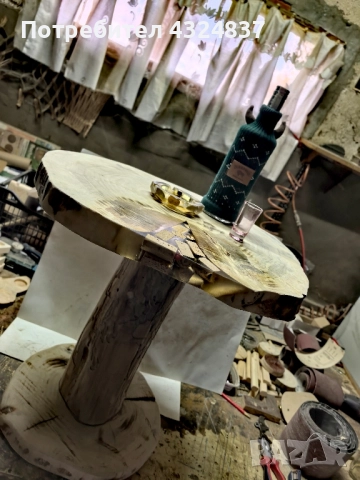 Маса за кафе от бук и епоксидна смола 