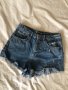 Дамски къси дънкови панталони с капси, снимка 1 - Къси панталони и бермуди - 33220639