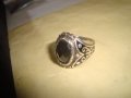 СТАР АНГЛИЙСКИ СРЕБЪРЕН ПРЪСТЕН СРЕБРО 925 НИЕЛО ОРНАМЕНТИКА с ЧЕРЕН АХАТ ФАСЕТИРАН 22279, снимка 2