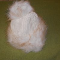 Машинно плетена вълнена шапка с кожен маншет и пискюл, бяла, снимка 3 - Шапки - 37918950