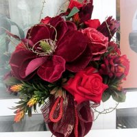 Композиция  червени рози и магнолия от кадифе, снимка 4 - Романтични подаръци - 39407630
