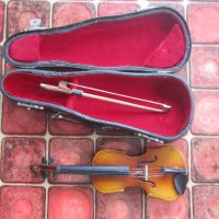 Уникална мини цигулка в калъф с лък, снимка 3 - Струнни инструменти - 36589543