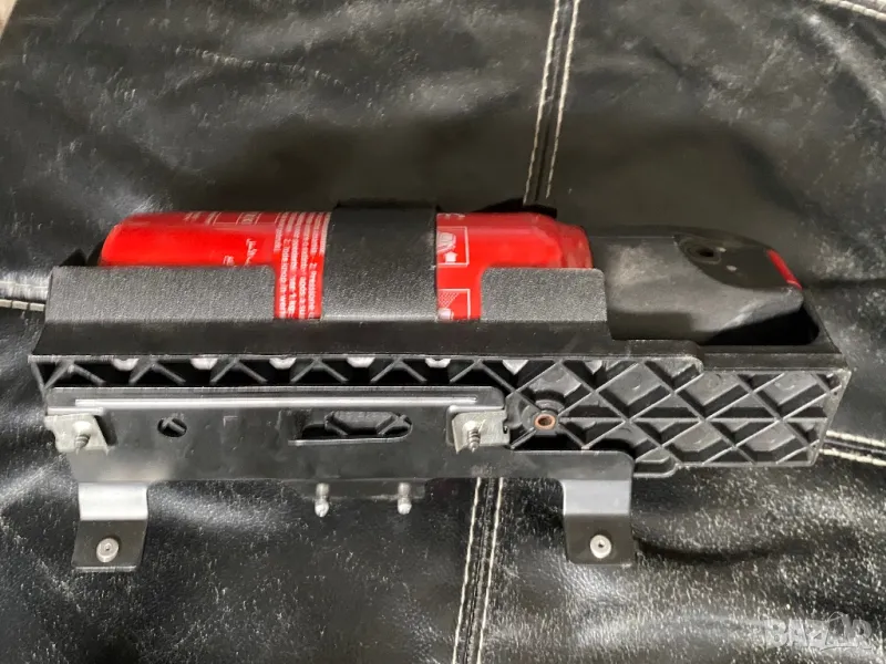 ПОЖАРОГАСИТЕЛ СЪС СТОЙКА И КУТИЯ ЗА МОНТАЖ ПОД СЕДАЛКА, снимка 1