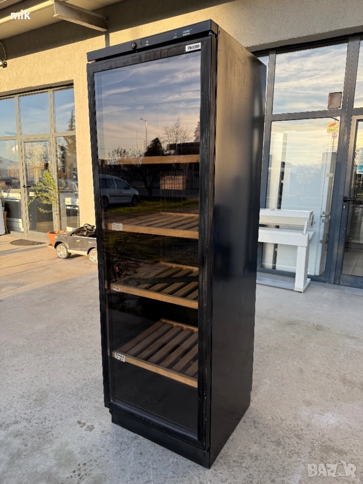 Черна Хладилна витрина 184см , снимка 1