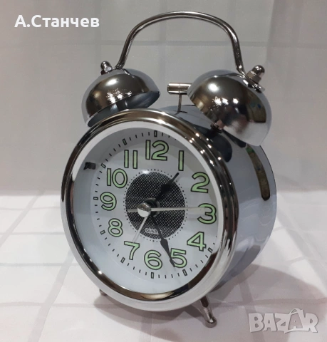 Часовник будилник с лампичка и фосфорни цифри