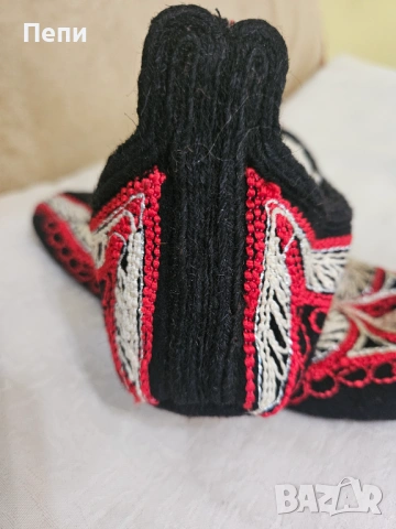 Везани родопски терлици, снимка 4 - Антикварни и старинни предмети - 53241423