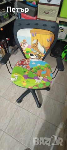 Детски стол за бюро и килим