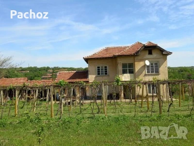 Двуетажна къща с двор на Центъра на с. Владиня, снимка 3 - Къщи - 51304745