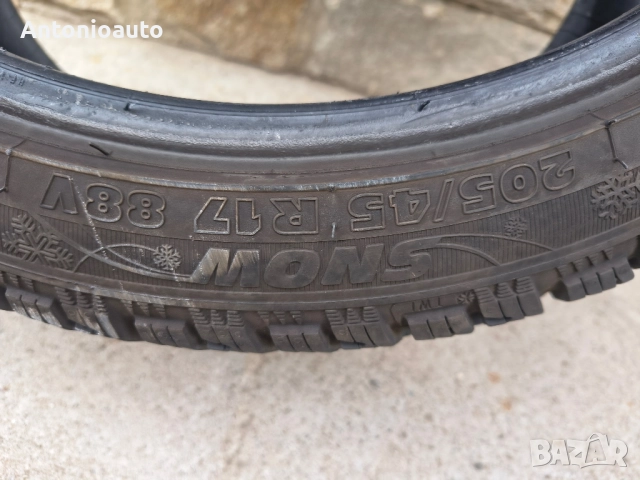 205 45 17 един брой зимна гума, снимка 2 - Гуми и джанти - 51622211