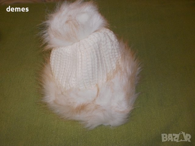 Машинно плетена вълнена шапка с кожен маншет и пискюл, бяла, снимка 3 - Шапки - 37918950