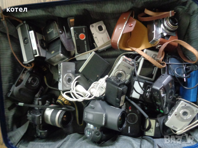 Продавам един куфар с фотоапарати , светкавици , обектив и куфар., снимка 6 - Фотоапарати - 44877901