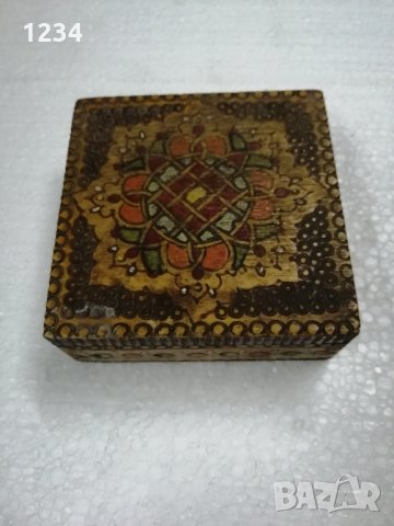 Дървена кутия 9 х 9 h 3.5 см. 