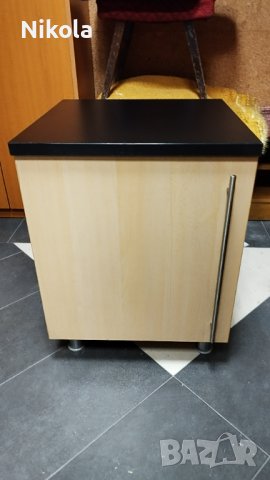 Шкаф цвят бук с черен плот 50/50/ 65см  4бр.