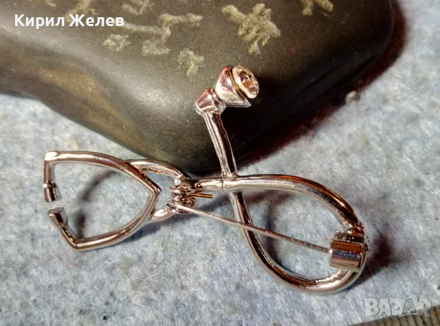 ИНТЕРЕСНА ФИГУРАЛНА ВИНТИДЖ АРТ СРЕБРИСТА БРОШКА с ФАСЕТИРАН КРИСТАЛ 31184