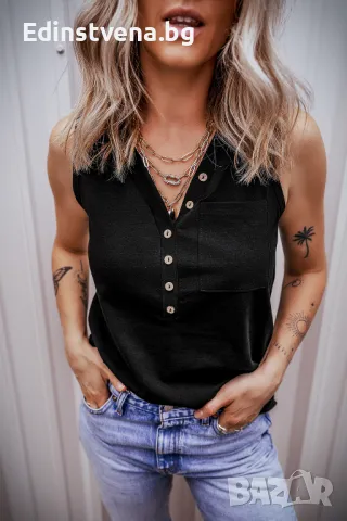 Дамски черен топ с V-образно деколте, копчета и джоб, снимка 1