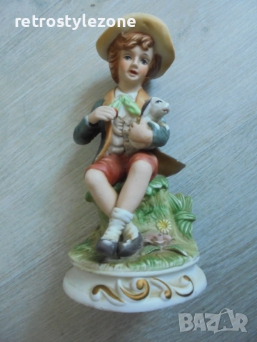 № 8420 Винтидж порцеланова фигурка – Момче с кученце 