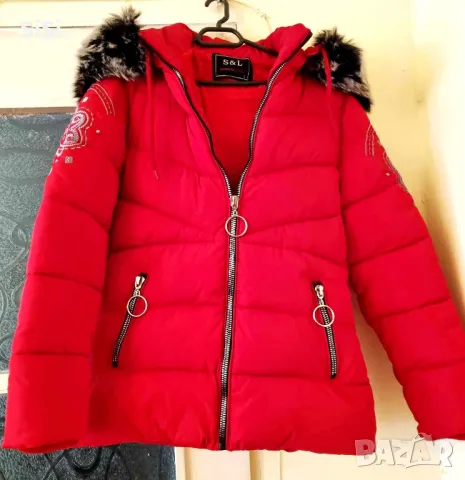 Зимно червено яке с пухкава яка