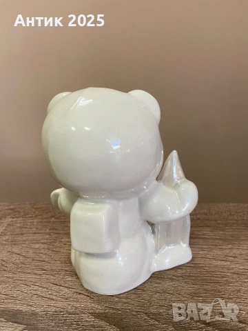 Порцеланова статуетка „Олимпийското мече – космонавт с ракета и табелка „ЛУНА““ — Коростен, винтидж, снимка 2 - Антикварни и старинни предмети - 53238916