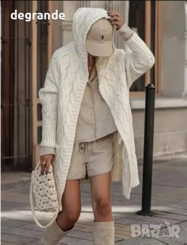 Есенна бяла жилетка с качулка