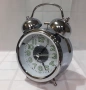 Часовник будилник с лампичка и фосфорни цифри, снимка 1