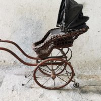 Страхотна детска количка от ратан, дърво и желязо , снимка 1 - Антикварни и старинни предмети - 32961551