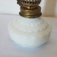 Красива малка бяла порцеланова лампа, снимка 4 - Антикварни и старинни предмети - 32413826
