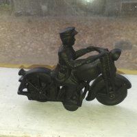 Моторист чугунена фигура статуетка, снимка 1 - Антикварни и старинни предмети - 34830381